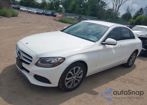 2015 Mercedes-Benz C 300 4Matic/Luxury 4Matic/Sport 4Matic z USA, uszkodzony, nr VIN 55SWF4KB5FU010207